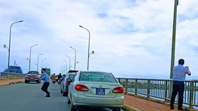 Xe phục vụ Thứ trưởng chụp ảnh trên cầu