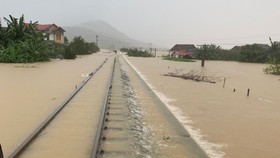 Quảng Bình: Hơn 5km đường sắt Bắc - Nam bị nhấn chìm trong lũ