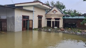 Nhiều khu vực tại Quảng Ninh và Lệ Thủy vẫn chìm trong biển nước