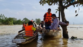 Quảng Bình vẫn còn nhiều nơi bị chia cắt phải đi bằng đò