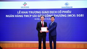 Lãnh đạo Sở Giao dịch Chứng khoán Hà Nội trao giấy đăng ký giao dịch cho ông Trần Thanh Giang, Tổng Giám đốc SaigonBank. Ảnh: DŨNG MINH