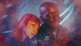 MV là câu chuyện tình yêu của một cô gái Trái Đất và chàng trai ngoài hành tinh (spaceboy)