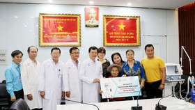 Gia đình NSND Lý Huỳnh tặng Bệnh viện Chợ Rẫy máy thở hỗ trợ phòng chống Covid-19