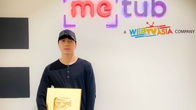 Karik nhận nút vàng YouTube