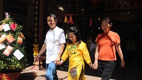 Dòng người đi lễ cầu an vào mùng 1 tết ở TPHCM