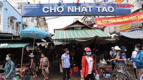 Kiểm tra đeo khẩu trang, đo thân nhiệt tại chợ và hàng quán ven đường