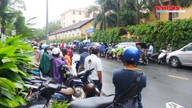Thí sinh TPHCM đội mưa đi thi môn Toán