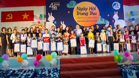 Thiếu nhi ngoại thành vui đón trung thu ấm áp