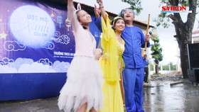 Báo SGGP tặng quà trung thu và xe đạp cho học sinh vùng sâu ở Long An