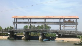 Nhiều cống ngăn mặn ở Kiên Giang đã được đóng kín, không cho nước mặn tràn vào bên trong