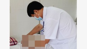 Các bác sĩ chăm sóc cho bệnh nhân Đ. sau khi phẫu thuật thành công