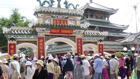 Khu du lịch Núi Sam ở Châu Đốc dừng đón khách