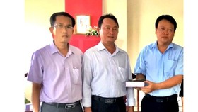Một cá nhân ủng hộ 200 triệu đồng cho huyện Cầu Ngang phòng, chống dịch Covid-19