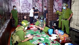 Lực lượng công an kiểm tra tang vật tại hiện trường