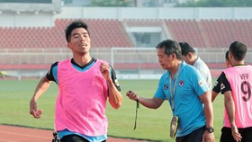 Giảng viên Phạm Chu Thiện đang kiểm tra thời gian hoàn thành phần thi thể lực của trọng tài