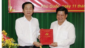 Đồng chí Tống Phước Trường (bìa phải) được phân công giữ chức Bí thư Huyện ủy Phú Quốc, tỉnh Kiên Giang