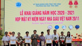 Trao hơn 1,2 tỷ đồng cho sinh viên vượt khó học giỏi ở Trà Vinh