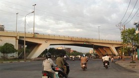 Cấm xe lưu thông qua cầu vượt Nguyễn Hữu Cảnh 6 tháng
