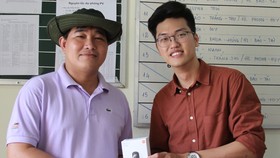Đại diện Xiaomi Việt Nam trao Camera