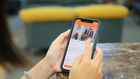 Chỉ bằng cách lướt màn hình, khách hàng có thể theo dõi từng góc của ngôi nhà cần mua