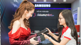 Ngọc Trinh trên tay Galaxy Z Flip đầu tiên trong ngày mở bán