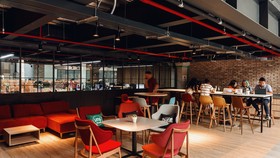 Một góc không gian làm việc mở tại VNG Campus