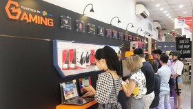 Khách hàng tham quan Gaming Corner