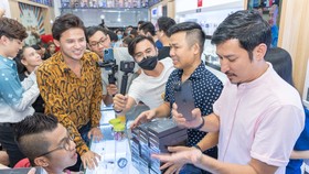Các nghệ sĩ nhận iPhone 12 tại Minh Tuấn Mobile