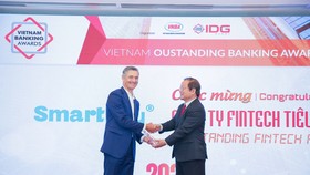 Ông Marek Eugene Forysiak (Nhà sáng lập, Chủ tịch SmartNet, đơn vị sở hữu Ví SmartPay) đón nhận Giải thưởng “Công ty Fintech tiêu biểu” năm 2020 từ Ban Tổ chức