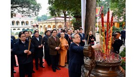 Thành kính dâng hương tại Hoàng Thành Thăng Long