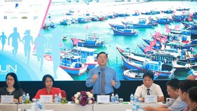 Ông Lê Xuân Sơn, Tổng biên tập Báo Tiền Phong phát biểu tại buổi họp báo. Ảnh: XUÂN VĨNH