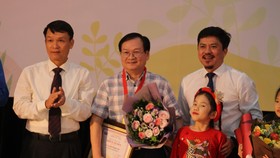 Nhà văn Nguyễn Nhật Ánh được trao giải thưởng Dế Mèn 2020