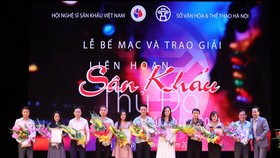 Trao giải Vàng cho các diễn viên xuất sắc. Ảnh VIẾT CHUNG