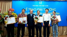 Các tác giả được trao giải nhất