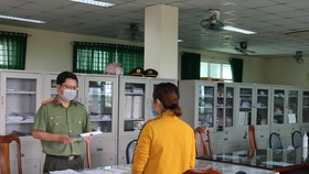 Công an huyện Bình Chánh tống đạt quyết định xử phạt hành chính đến bà L.P.L.T