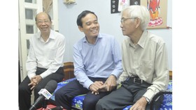 Thăm, chúc thọ người cao tuổi tiêu biểu ở quận 3 và quận 4