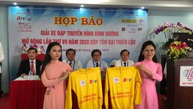 Ban tổ chức giới thiệu chiếc áo vàng chung cuộc.