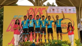 Đội Bike Life Đồng Nai trên bục nhận thưởng tại giải Malaysia.