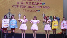 Giới thiệu các chiếc áo và cúp giải thưởng.