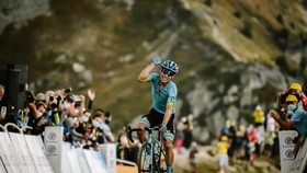 Tour de France 2020: “Superman” Miguel Lopez thắng chặng 17 khi Áo vàng Roglic nới rộng khoảng cách