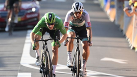 Sam Bennett (trái, Deceuninck-QuickStep) đánh bại Peter Sagan (Bora-Hansgrohe) ở chặng 19