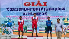 Nguyễn Tuấn Vũ trên bục nhận huy chương. Ảnh: Đinh Thanh Long