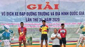 Tay đua Trần Tuấn Kiệt trên bục nhận thưởng.