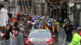 Vuelta a Espana tiếp diễn trong nỗi lo âu Covid-19.