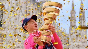 Geoghegan Hart giương cao chiếc Cúp vô địch Giro d’Italia.