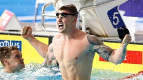 Adam Peaty ăn mừng chiến thắng sau khi lập kỉ lục thế giới. Ảnh: Getty Images