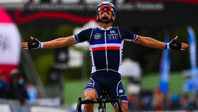 Tay đua Julian Alaphilippe trong một lần thắng chặng.