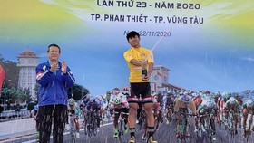 Tay đua Nguyễn Huỳnh Đăng Khoa với chiếc Áo vàng.