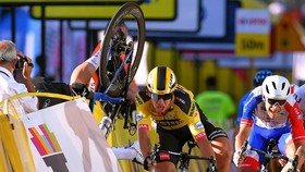 Tình huống Fabio Jakobsen đâm vào tấm pano.