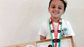 1- Chú bé 4 tuổi Aadhav SR được sách kỉ lục Ấn Độ công nhận thành tích.